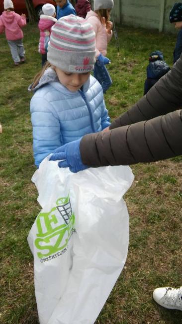 TeSzedd! Önkéntes akcióban vettünk részt óvodáink tisztább környezetéért