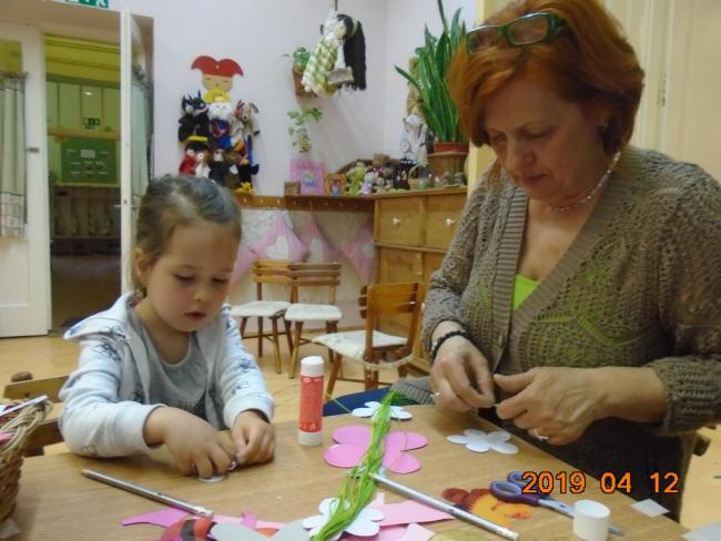 „Gyerekek, gyertek!  Cérnát, gombot, bábuköpenyhez gyűjtsünk foltot, sárga posztót, piros bársonyt, kócot, vattát, szurkot, szalmát!             Gyerekek gyertek!