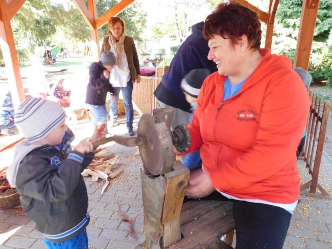 Hagyományőrzés-Kukoricamorzsolás a Százszorszép Óvodában 2019.