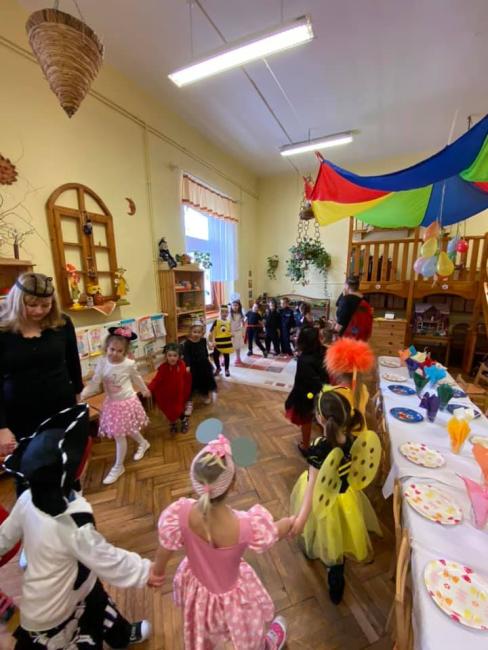 "Bál, bál, maszkabál..."