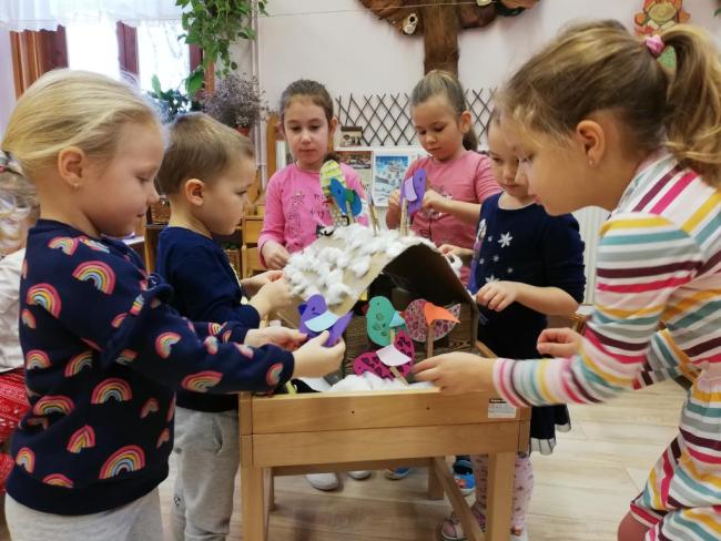 "Mi kell neked? Fatető, fatető, deszka madáretető!"