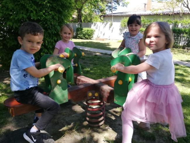 "Mit szeretünk? Játszani! Fűből ki sem látszani!" Százszorszép Óvoda 2021. tavaszi életképek