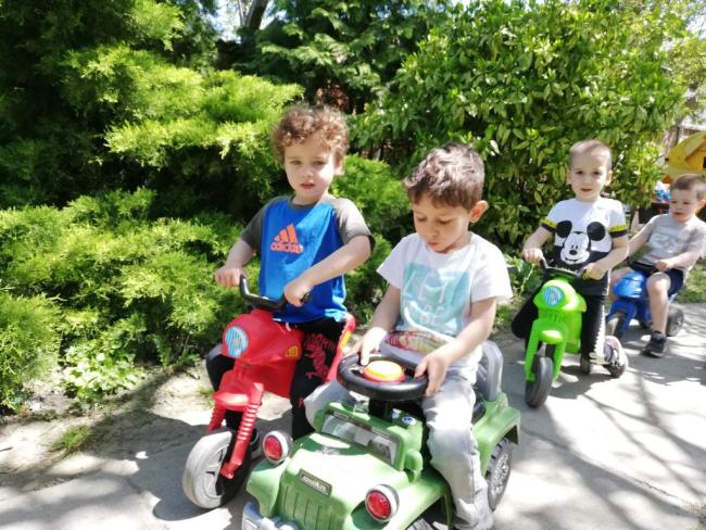 "Mit szeretünk? Játszani! Fűből ki sem látszani!" Százszorszép Óvoda 2021. tavaszi életképek