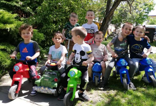 "Mit szeretünk? Játszani! Fűből ki sem látszani!" Százszorszép Óvoda 2021. tavaszi életképek