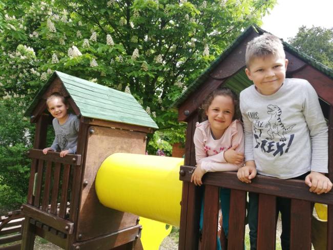 "Mit szeretünk? Játszani! Fűből ki sem látszani!" Százszorszép Óvoda 2021. tavaszi életképek