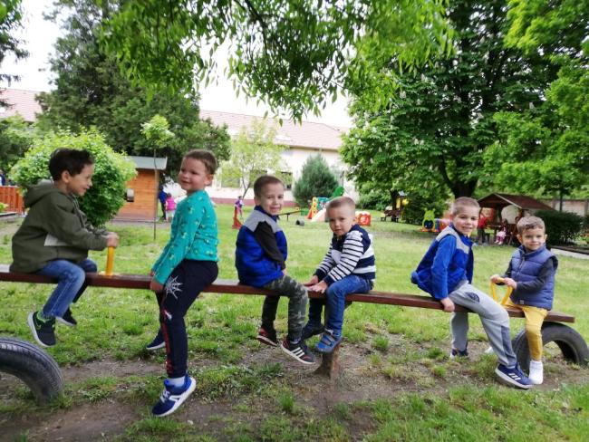 "Mit szeretünk? Játszani! Fűből ki sem látszani!" Százszorszép Óvoda 2021. tavaszi életképek