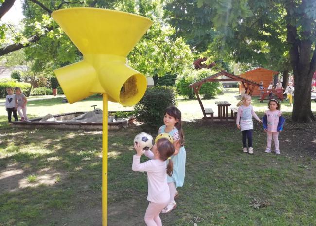 "Mit szeretünk? Játszani! Fűből ki sem látszani!" Százszorszép Óvoda 2021. tavaszi életképek